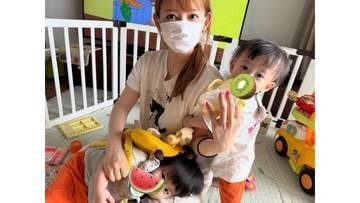 【 中川翔子 】　「秘技！！ダブル飲ませ！！」双子との育児ショット公開　“ひざまくら争奪戦”や抱っこ紐での料理姿を披露