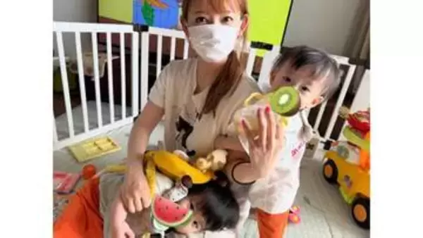 【 中川翔子 】　「秘技！！ダブル飲ませ！！」双子との育児ショット公開　“ひざまくら争奪戦”や抱っこ紐での料理姿を披露