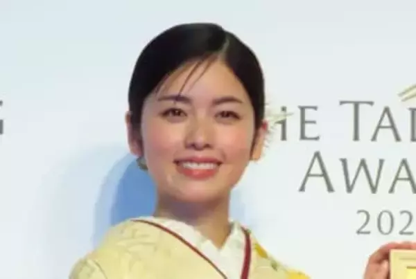 【 小芝風花 】　昨年富山で　〝一人居酒屋デビュー〟　隣のお客さんとも乾杯し　「食べ物も分けてくださった」「すごく素敵な時間でした」