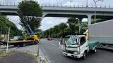 「横浜市で車3台が絡む事故　トラックの前方が大破　クレーン車にはじき飛ばされたトラックが対向車線の乗用車に衝突　2人けが」の画像1