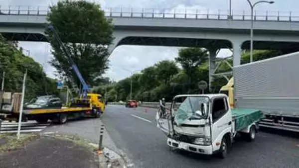 横浜市で車3台が絡む事故　トラックの前方が大破　クレーン車にはじき飛ばされたトラックが対向車線の乗用車に衝突　2人けが