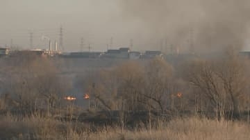 利根川の河川敷で火災　防災ヘリ出動　現在も消火活動中　けが人の情報なし　群馬県太田市