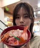 「【 小芝風花 】　青森・八戸の旅を堪能　「脂がのって美味しすぎるカンパチ」　ファン反響　「海鮮のっけ丼めちゃめちゃ美味しそう」「観ているだけで幸せ」」の画像1