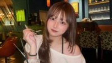 【 辻希美・長女 】希空　カフェでオフショルダーコーデを披露　アイスのデザートと一緒に笑顔