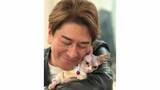 「【 川﨑麻世 】　友人宅の飼い猫「バンビーノ」との2ショット公開　「来たばかりなのに俺に懐くんで猫使いって言われたよ」」の画像1