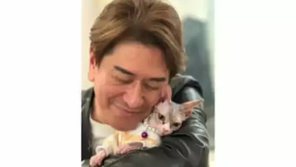 【 川﨑麻世 】　友人宅の飼い猫「バンビーノ」との2ショット公開　「来たばかりなのに俺に懐くんで猫使いって言われたよ」