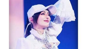 【 浜崎あゆみ 】 「しんどい時こそ笑ってみる」「いつかそれが本当の笑顔になる日は必ず来る」　ステージ写真と共に綴る