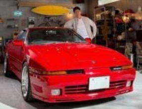 【 沢村一樹 】　赤い車と笑顔ショット　「自宅ガレージにて・・と言いたいところですが、､」　茶目っ気たっぷりに紹介