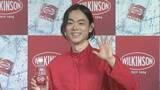 「【菅田将暉】人生初のチェーンソーで氷削り体験！ “B級ホラー”風ポーズから「あ、電源切られた（笑）」と落ち込む姿にファン爆笑」の画像1