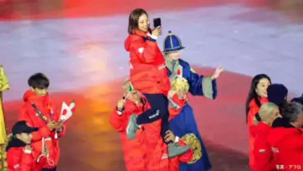 りくりゅう閉会式でも“リフト”披露、旗手の坂本花織、森重航も笑顔　日本選手団はイタリア国旗も手に入場【ミラノオリンピック】