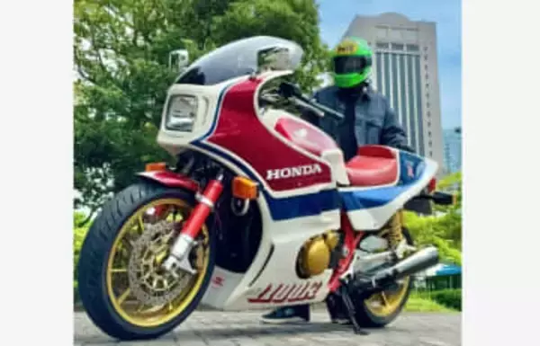 【 レイザーラモンRG 】 「ええ色」　緑のヘルメット身に着け　愛車のバイクと２ショット