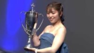 初の年間女王“4冠”佐久間朱莉「思い描いた以上にいいシーズン」も「来年はメジャー制覇」師匠・ジャンボ尾崎に誓う【JLPGAアワード】