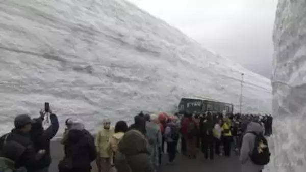 富山と長野を結ぶ立山黒部アルペンルートが全線開通　巨大な雪の壁「雪の大谷」は高さ12メートルに