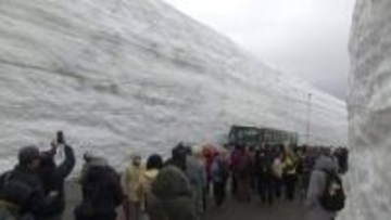 富山と長野を結ぶ立山黒部アルペンルートが全線開通　巨大な雪の壁「雪の大谷」は高さ12メートルに