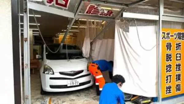 さいたま市北区の接骨院に車突っ込む　けが人なし　79歳女性「駐車する際にアクセルを強く踏みすぎた」
