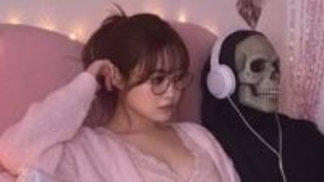 【鈴木奈々】「ハッピーハロウィン」骸骨とくつろぐ画像を公開