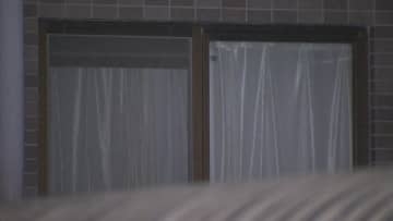 「死体はアパートの駐車場の車にある｣　48歳女が同居男性を殺害か　ワインボトルや金槌で頭殴りビニール紐で首を絞めた疑い