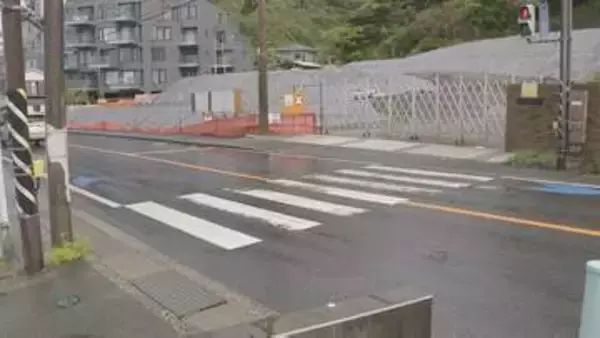 ワンボックスカーが道路標識に衝突 女性2人が標識の下敷き 1人は意識不明の重体 もう1人も大けが 車は神奈川県警の警察官が運転　横須賀市