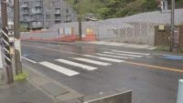 ワンボックスカーが道路標識に衝突 女性2人が標識の下敷き 1人は意識不明の重体 もう1人も大けが 車は神奈川県警の警察官が運転　横須賀市