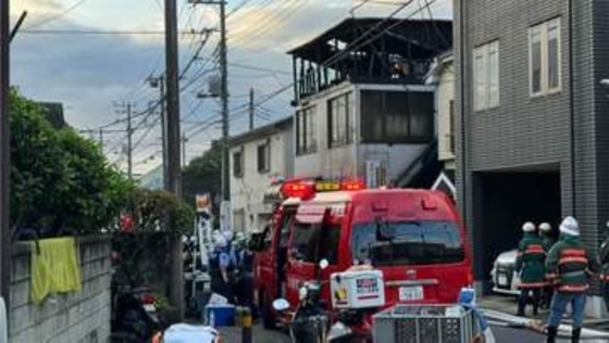 川崎・多摩区中野島の店舗兼住居で火事　1階から年齢・性別不明の1人の遺体　消火活動続く