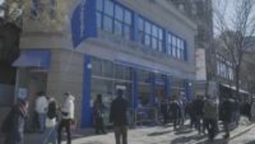 アメリカ・ニューヨークで無料の食料品スーパーが期間限定でオープン 多くの人が行列