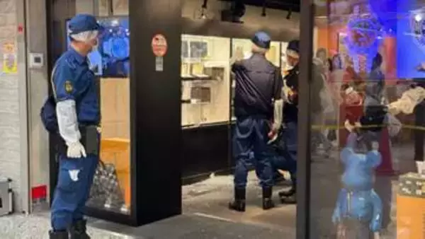 【速報】「中野ブロードウェイ」の時計店で窃盗事件 男2人組がハンマーでショーケースを割り腕時計4本（2億円相当）を盗み逃走中 犯行時間は10秒程度か　警視庁