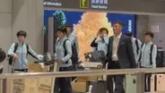 北朝鮮の女子サッカーチームが韓国へ　経由地の北京に到着　インスタントラーメン運ぶ選手も