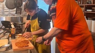 【 井上咲楽 】料理本の撮影を実家「井上家で！」愛猫「ねじ」が家族を見つめる中　総出で料理