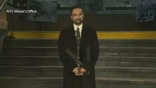 米NY 初のイスラム教徒市長が誕生 マムダニ氏　コーランに手を置き宣誓