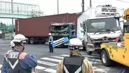 4トントラックとトレーラーが衝突事故　埼玉・北本市　横転したトラックが道を塞ぎ一時通行止めに