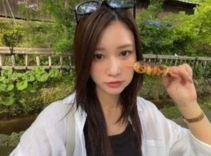 【 生見愛瑠 】お団子片手にお散歩ショット　ファン反響「美しすぎます」「大人になったなー」