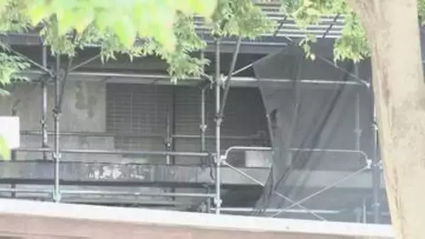 東京・小金井市の13階建てマンション敷地内で火災 住民12人けが　出火の原因は仮設資材置き場内の電線ショートか