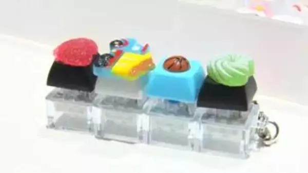 夏休みの原宿で大行列！“カチカチ”感がクセになる「キーボードキーホルダー」大人もハマる！ストレス発散で使う小学生も