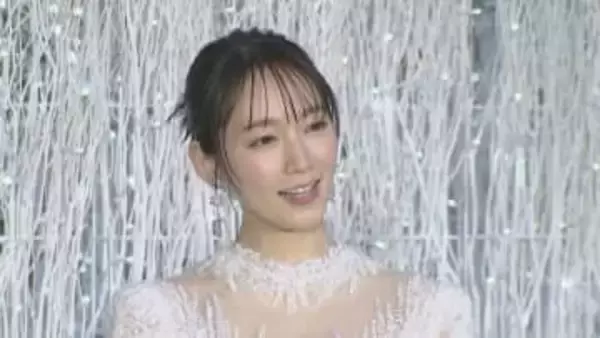 【吉岡里帆】とっておきのＸmasおすすめスポット明かす「空いている良さがあって…」　純白ドレスで点灯式　観客からは感嘆のため息