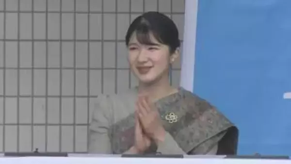愛子さま 民族衣装で「ラオスフェスティバル」に登壇　民族舞踊に笑顔で拍手送る