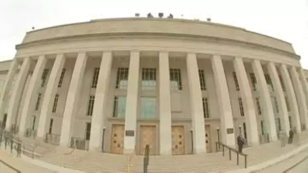 トランプ政権の海軍トップが辞任　国防長官と対立し更迭か　米軍がイランの港湾への船の出入りの封鎖措置を続ける中で