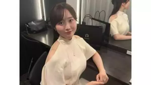 【 本田望結 】　大胆カットの白ワンピ姿のオフショットを公開　メイクルームでのリラックスした表情に「過去一メイクいい」とファン歓喜