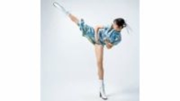 【 堀江聖夏 】　水色のドレスでハイキック　" 春麗ポーズ " を披露　「本当に春麗みたいだー！」「角度ゴイスー」「ナイス〜キック！」など反響続々