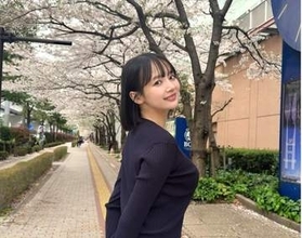 【 役満ボディ・岡田紗佳 】　満開の桜並木　春のオフショットに反響　「綺麗ですね！どちらも！」