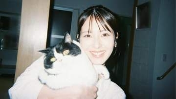 【 浜辺美波 】　「キノコ汁も染みました」高尾山登山を満喫　実家の愛猫ジローとの “ツンデレ” 2ショットも話題に