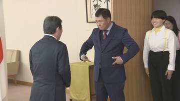 外務省の「たびレジ」サポーターにとにかく明るい安村さん就任　茂木外務大臣に「安心してください、履いてますよ」　海外ロケで活躍のガンバレルーヤも