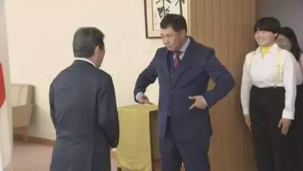 外務省の「たびレジ」サポーターにとにかく明るい安村さん就任　茂木外務大臣に「安心してください、履いてますよ」　海外ロケで活躍のガンバレルーヤも