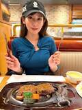 「【 中川安奈 】 「ずーーっと食べてみかった」「初めての #さわやか #ハンバーグ 」　笑顔で堪能」の画像1