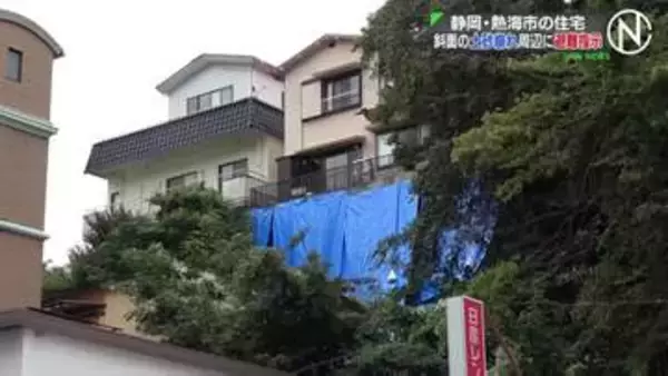 静岡・熱海市の住宅で建物の土台付近の斜面が崩れ 土砂の一部が近くの民泊施設の敷地に流れ込む 3世帯7人と3事業所に避難指示 長雨の影響か