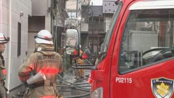 東京・大田区の住宅で火事　焼け跡から男性遺体見つかる　周囲の建物4棟にも燃え広がる