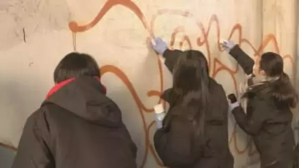 「落書きは犯罪」 目黒学院高校生徒や東急電鉄などと落書き消す活動　警視庁目黒署