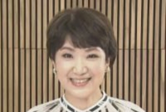 【 市川由紀乃 】　抗がん剤治療の終了から「ちょうど1年」「副作用による手足の指の痺れはまだ続いています」　「#母に感謝 #親孝行するぞー」　母との２ショットも