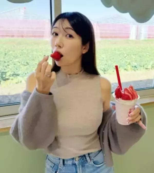 【 穂川果音 】 「群馬県にふらっと旅してきました」「いちご農園に行ってきたよ〜」　オフショットに反響　「食べ物で春を感じますね〜」