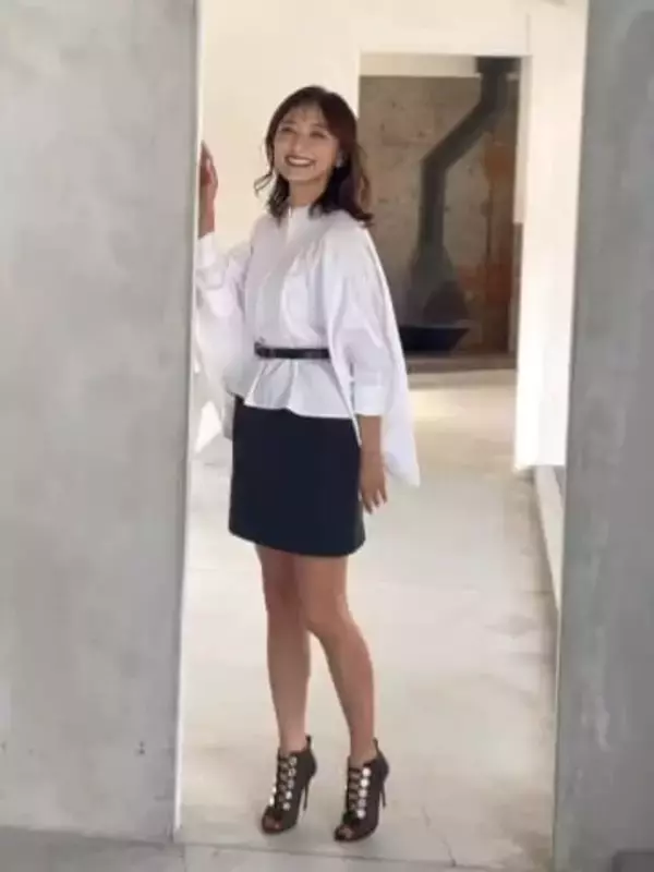 【 望月理恵 】　撮影時のオフショットに　ファン絶賛　「写真集なら買います」「美脚すぎる」