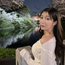 【 穂川果音 】　夜桜を堪能　「水面に浮かぶ桜の姿を見るのも素敵で良いよね」「まだお花見したい笑」